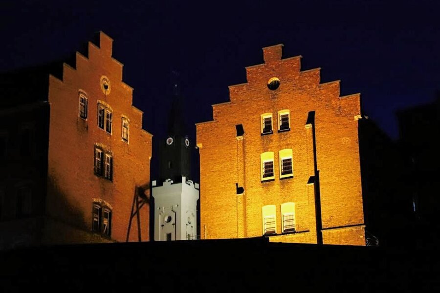 Darum brennt nachts noch Licht im Schloss Hoheneck - Das beleuchtete Schloss Hoheneck: Dort wird mitunter bis in die späten Abendstunden gearbeitet.