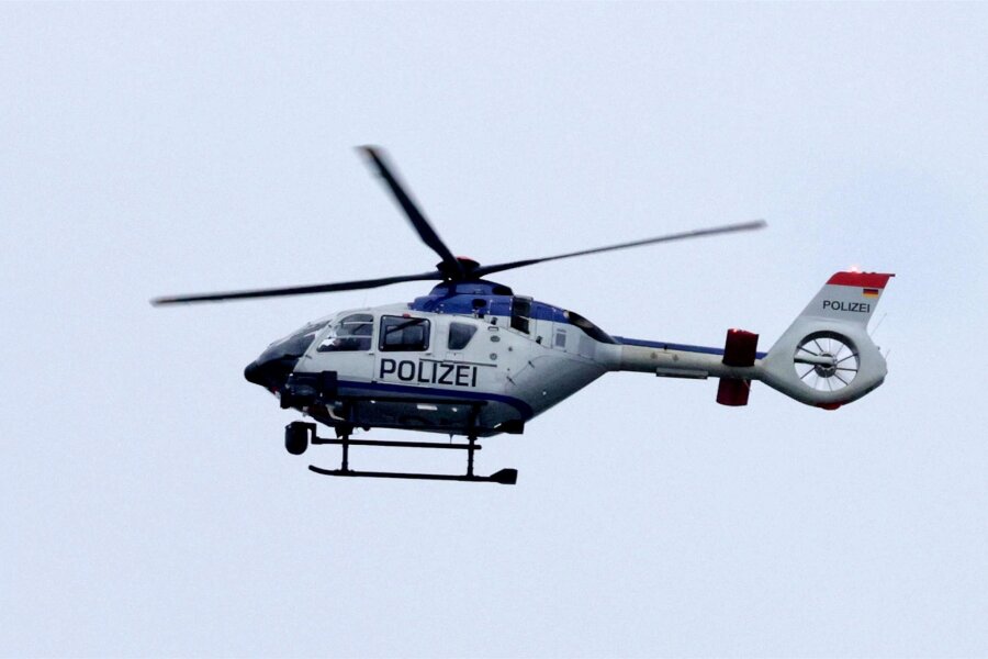 Darum drehte der Hubschrauber Freitagabend über Zwickau seine Kreise - Ein Hubschrauber der Polizei war am Freitag über dem Zwickauer Stadion im Einsatz.
