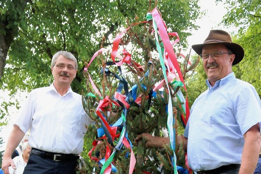 Konrad Fenzl (rechts) übergibt die Spitze des Maibaums an Holger Hascheck, dessen Bürgermeister-Zeit am 31. Jul endete. 