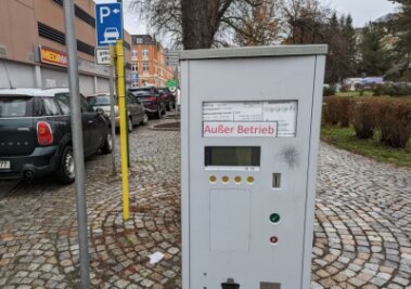 Darum hat Aue-Bad Schlema alle Parkautomaten abgeschaltet - Außer Betrieb: Der Parkautomat an der Rudolf-Breitscheid-Straße ist am Mittwoch bereits im "Winterschlaf" gewesen.