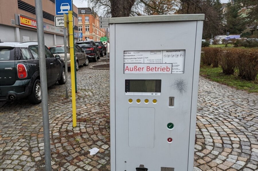Darum hat Aue-Bad Schlema alle Parkautomaten abgeschaltet - Außer Betrieb: Der Parkautomat an der Rudolf-Breitscheid-Straße ist am Mittwoch bereits im "Winterschlaf" gewesen.