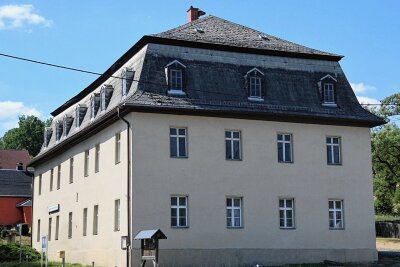 Darum ist das Dach des Rittergutes Bösenbrunn in Deutschland einzigartig - Das Herrenhaus des Rittergutes Bösenbrunn wurde 1727 errichtet. Bald wird ein Riesengerüst den Barockbau komplett überwölben. 