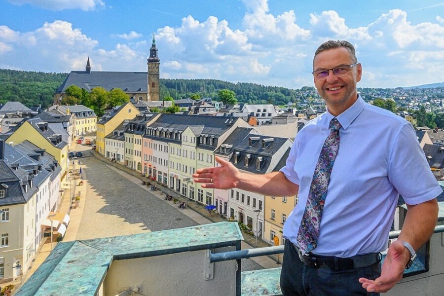 Darum schickte der Schneeberger Bürgermeister einen Brandbrief an Habeck - Bürgermeister Ingo Seifert auf dem Turm des Schneeberger Rathauses. Mit seinem offenen Brief hat er für viel Wirbel gesorgt.