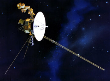Darum sind die Teleskop-Zwillinge Voyager für die Nasa immer noch so wichtig - Undatierte Illustration zur amerikanischen Raumsonde «Voyager 1». Die «Voyager»-Zwillinge sind die am weitesten von der Erde entfernten menschengemachten Objekte. Rund 45 Jahre sind die Sonden schon unterwegs, inzwischen in zuvor unerkundeten Regionen.