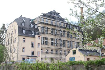 Darum steht an der Historischen Schauweberei Braunsdorf ein Baugerüst - Das imposante Industriedenkmal auf der Zschopauinsel ist zurzeit mit einem ebenso imposanten Gerüst verkleidet.