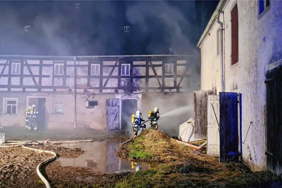 Darum stellt die Staatsanwaltschaft Chemnitz die Ermittlungen zu Bränden in Mühlbach ein - Scheunenbrand in Mühlbach im Januar 2023: Massiver Personaleinsatz war notwendig, um Kühe zu retten.