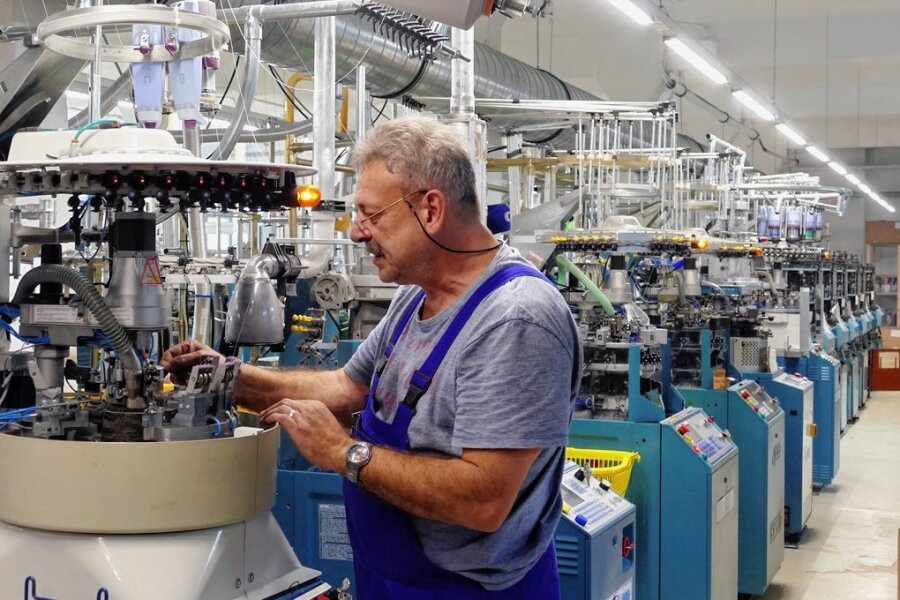Darum werden in Gelenau wieder Strümpfe produziert - Mechaniker Thomas Drummer stellt eine der Maschinen im Gelenauer Breitex-Werk ein.