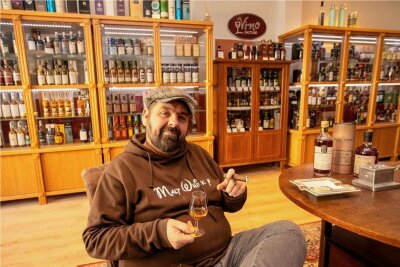 Darum zieht ein Whisky-Händler von Greiz nach Plauen - Der Ostthüringer Stephan Roth in seinem neuen Geschäft "Angel's share" am Klostermarkt in Plauen. Der 44-jährige Greizer hat den Laden in seiner Heimatstadt aufgegeben, weil ihm die Plauener City besser gefällt. 