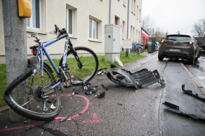 Darunter ein Kind: Drei Personen bei Unfall in Freiberg verletzt - 