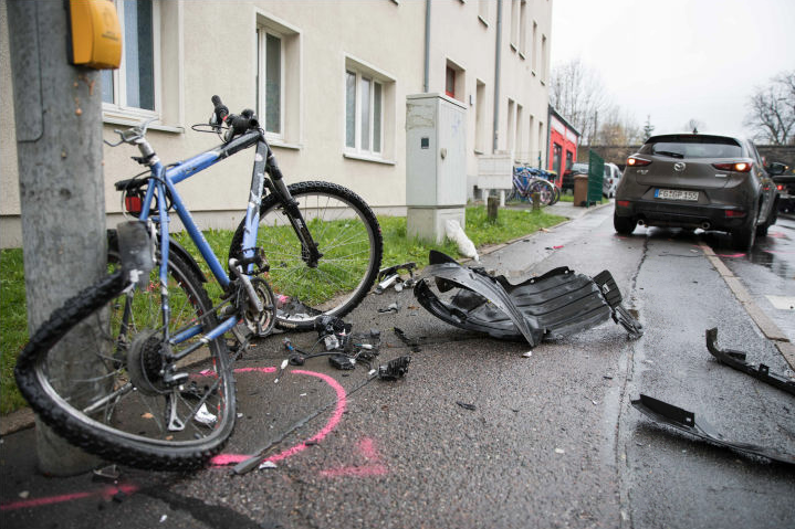 Darunter ein Kind: Drei Personen bei Unfall in Freiberg verletzt 