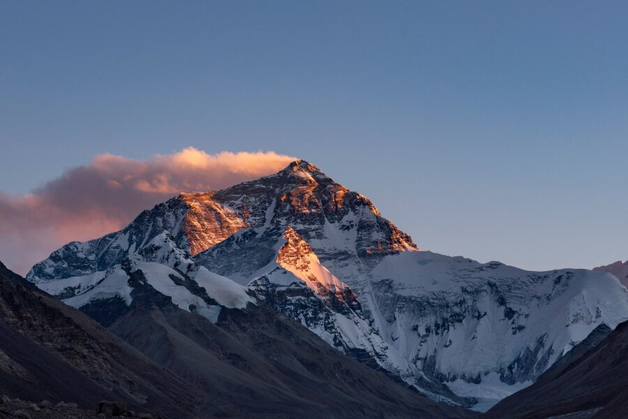 Das 100 Jahre alte Rätsel um den Everest - Der Sonnenuntergang färbt den Gipfel des Mount Everest.