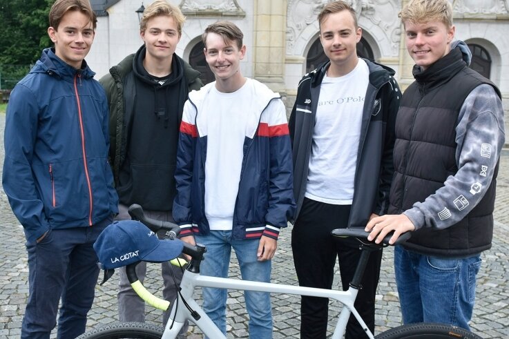 Diese fünf Vogtländer sind mit dem Rad nach Marseille gefahren und haben dabei 1450 Kilometer zurückgelegt: Bertram Knoche, Oleg Hänig, Elias Werner, Erik Goßler und Manuel Walz (von links). 