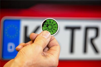 Das ändert sich 2022 für Autofahrer - Neue Plaketten: Nach der HU gibt es 2022 grüne Sticker fürs Gebrauchtauto. 