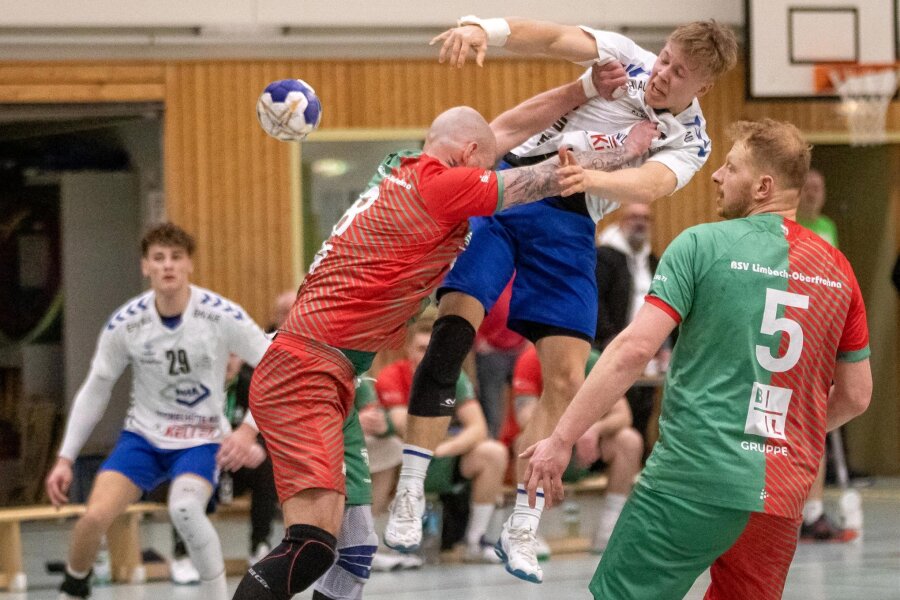 Das Auer Handball-Juniorteam nutzt seinen Lauf: Mit dem Meistertitel in der Tasche geht es ins Pokalfinale - Adam Habarta vom BSV Limbach-Oberfrohna zieht keinen Zentimeter zurück. In dieser Szene bekommt Robin Fischer vom Auer Juniorteam seine Abwehrattacke zu spüren.