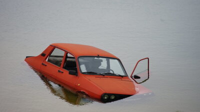 Das Auto im Scheibe-See - Ein Dacia ist in den Scheibe-See Hoyerswerda gefahren.