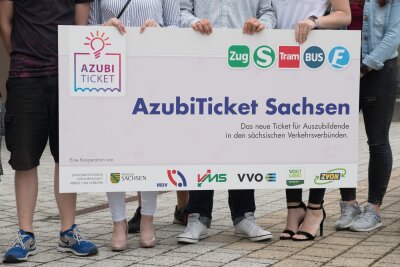 Das Azubi-Ticket kommt - aber nur im Jahresabonnement - Azubis des Beruflichen Schulzentrums für Technik und Wirtschaft in Riesa mit einem Transparent zum künftigen Azubi-Ticket. 