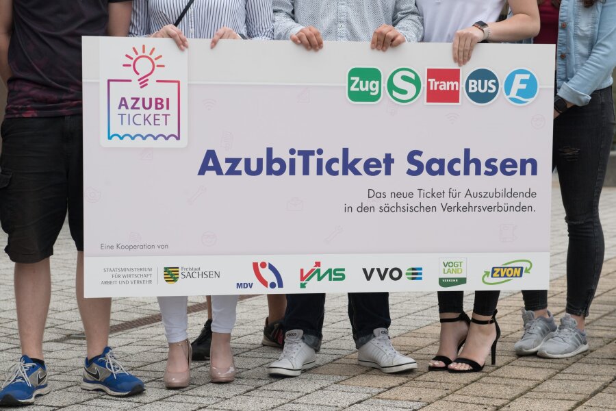 Das Azubi-Ticket kommt - aber nur im Jahresabonnement - Azubis des Beruflichen Schulzentrums für Technik und Wirtschaft in Riesa mit einem Transparent zum künftigen Azubi-Ticket. 