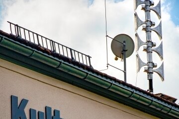 Sirenenanlage auf dem Dach der Kultur- und Mehrzweckhalle im Oederaner Ortsteil Frankenstein. Moderne Sirenen haben eine größere Reichweite als alte und funktionieren auch bei Stromausfall. 