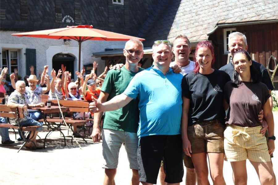 Das beliebte Ausflugsziel Lochmühle in Hirschfeld erlebt seinen dritten Frühling - Die Freunde der Lochmühle um Marcus Heyn (3. von links) packen mit an, wenn der Wanderstützpunkt an Sonntagen oder zu Veranstaltungen öffnet.