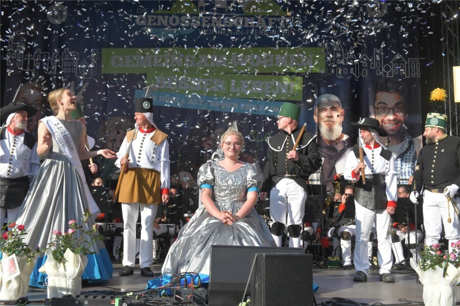 Das Bergstadtfest in Freiberg hat begonnen - Die Krönung der neuen Silberstadtkönigin Laura Schröter war ein Höhepunkt der Eröffnungsveranstaltung des 37. Bergstadtfestes auf dem Freiberger Obermarkt am Donnerstagabend.