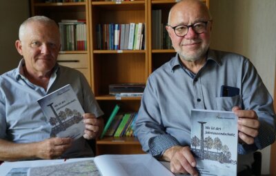 Das Bernsteinzimmer und eine neue Spurensuche im Vogtland - Autor Walter Hemmerlein und Verleger Frieder Seidel (rechts) mit dem neuen Buch. 