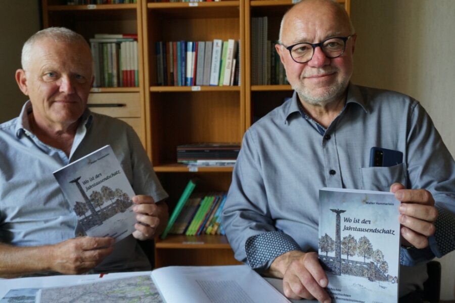 Das Bernsteinzimmer und eine neue Spurensuche im Vogtland - Autor Walter Hemmerlein und Verleger Frieder Seidel (rechts) mit dem neuen Buch. 