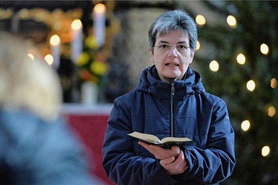 Das besondere Weihnachten nicht nur durch Jesu Geburt - Superintendentin Hiltrud Anacker hält im Dom in Freiberg eine Andacht.