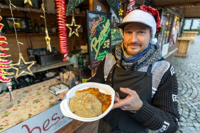 Das bietet der Auerbacher Weihnachtsmarkt für Vegetarier und Veganer - Vogtländische Bambes mit Pilzrahmsoße serviert Manfred Danailova auf dem Auerbacher Weihnachtsmarkt.