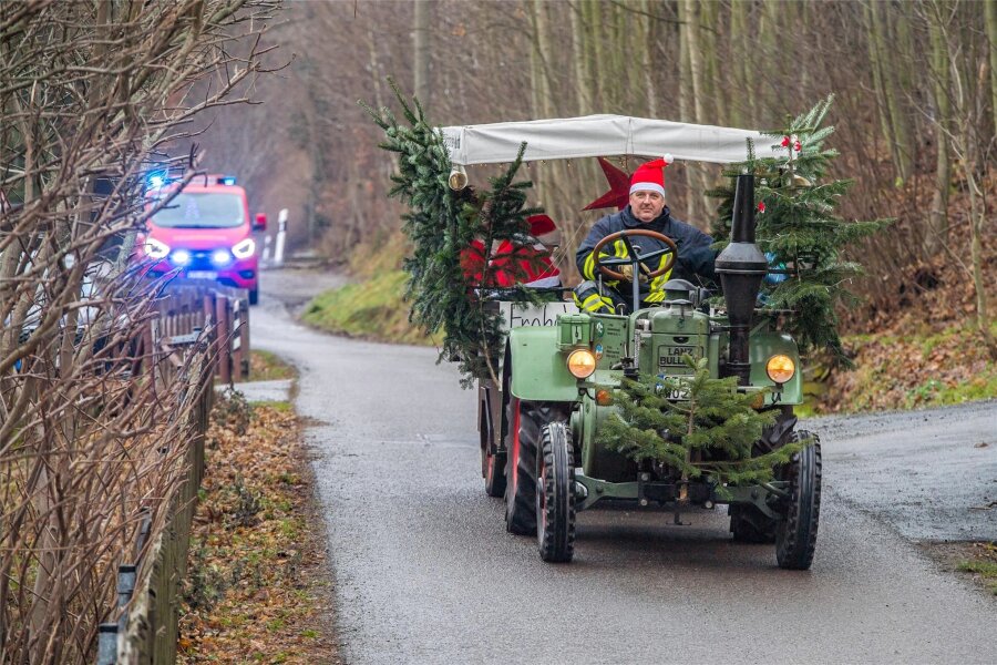 Das bietet der dritte Advent im Raum Stollberg: Lichterfahrt, Familienkino und ein Weihnachtsmann im Traktor - Am dritten Advent wird wieder ein Traktor den Weihnachtsmann durch Kemtau fahren, hier die Fahrt 2021.