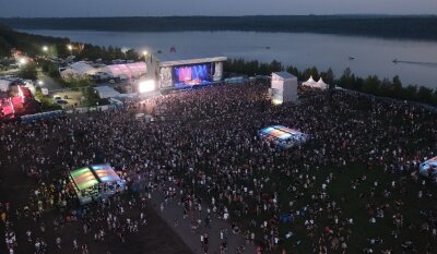 Das bietet die Festival-Saison 2024 in Sachsen - Besucherinnen und Besucher des Rock- und Popfestival Highfield stehen vor einer der Bühnen.