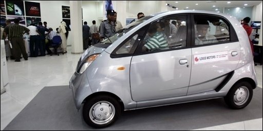 Das billigste Auto der Welt geht in den Verkauf - Nach vielen Anlaufschwierigkeiten ist das billigste Auto der Welt in den Verkauf gegangen: Die Autohäuser in Indien nehmen ab jetzt Bestellungen für den Tata Nano entgegen.