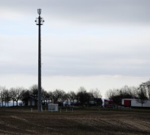 Das Blaulicht-Netz im Vogtland wird stärker - A 72-Raststätte Waldkirchen. Der Funkmast für das Blaulichtnetz wird mit moderner Notstromtechnik ausgestattet. 