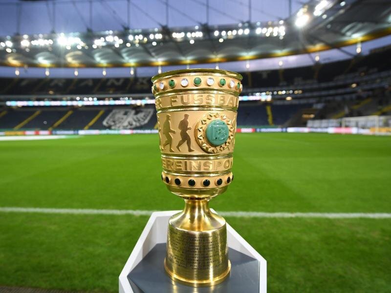 Das bringt der Fußball: Pokal, Meisterschaft, Finanzbetrug -  
          Auch der DFB-Pokal geht in den Geisterspielbetrieb über.