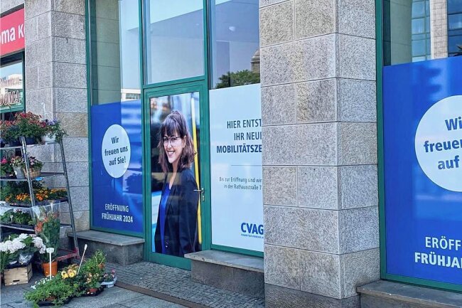 Das CVAG-Mobilitätszentrum zieht an der Zentralhaltestelle aus - Das CVAG-Mobilitätszentrum zieht 2024 um. Die Schaufenster am neuen Ortkünden davon. 