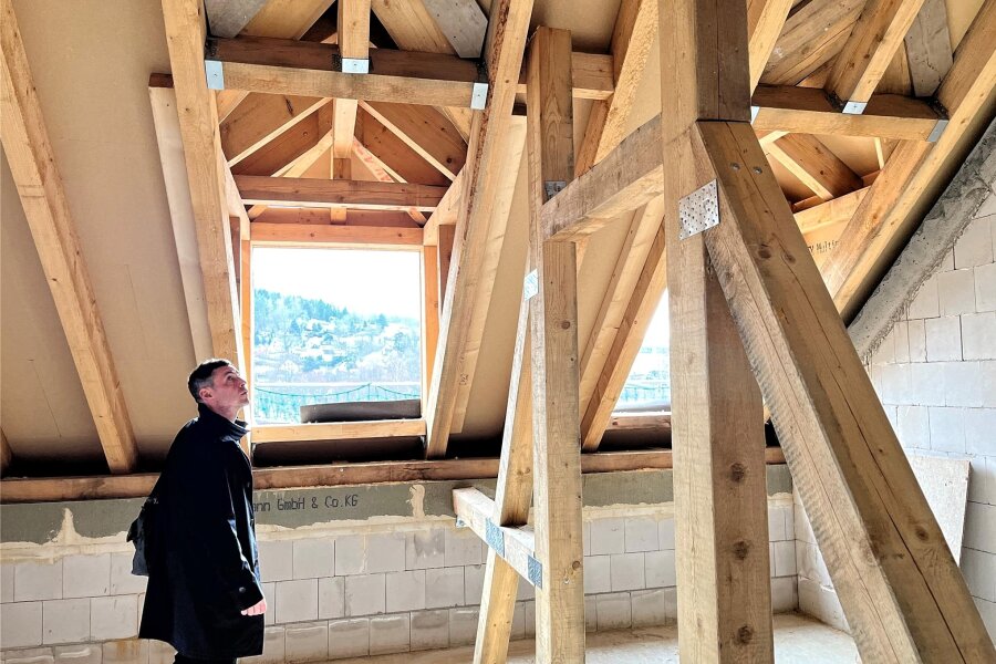 Das Dach ist dicht: Kann die neue Herberge in Zschopau im Sommer öffnen? - Architekt Heiko Schilling beim Baustellen-Rundgang in der künftigen Herberge, dem alten Stadtcafé in Zschopau.