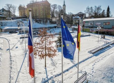 Das Dilemma mit dem Europatag - Ein Bild mit Symbolkraft: Aus den Fahnen für Tschechien, Europa und Deutschland auf der Gemeinsamen Mitte von Bärenstein und Vejprty ist die Luft raus. Sie hängen - so wie die Köpfe im Grenzgebiet. 