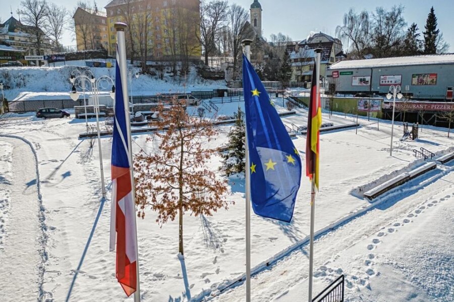 Das Dilemma mit dem Europatag - Ein Bild mit Symbolkraft: Aus den Fahnen für Tschechien, Europa und Deutschland auf der Gemeinsamen Mitte von Bärenstein und Vejprty ist die Luft raus. Sie hängen - so wie die Köpfe im Grenzgebiet. 