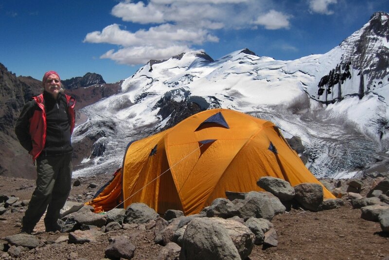 Das Drama am Aconcagua - 
              <p class="artikelinhalt">Karl-Heinz Barth auf dem Weg zum Aconcagua. Hier steht sein Zelt in 5000 Meter Höhe. Erst mit 65 Jahren wurde er passionierter Bergsteiger. </p>
            