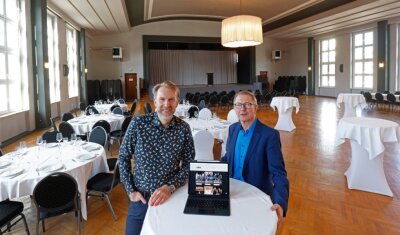 Das EKM in Meerane will zur festen Feier-Größe werden - Roy Neupert (li.) und Andreas Bauer, der als Freund und Berater mit an Bord ist, im großen EKM-Saal. 