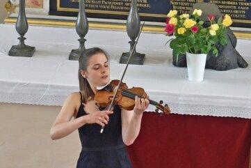 Das Ende kultureller Entzugserscheinung - Charlotte Thiele in der Schlosskirche mit einem Solo auf der Violine.