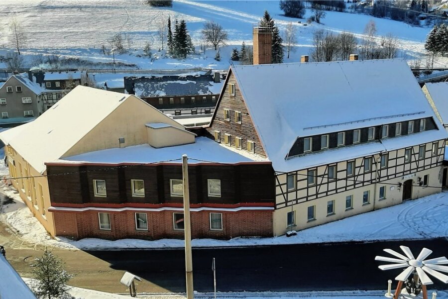 Das Erbgericht in Rechenberg-Bienenmühle kommt unter den Hammer - Einst gingen im Winter die Skifahrer und im Sommer die Sonntagsausflügler in der historischen Gaststätte Erbgericht ein und aus. Doch seit langem steht das frühere Ausflugsziel leer. 