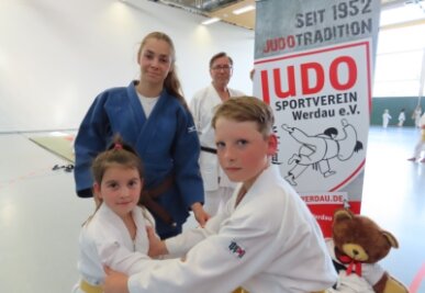 Das Erfolgsrezept eines Judosportvereins - Alt und Jung sind beim JSV Werdau mit Leidenschaft dabei - so auch Trainerin Lina Dörrer mit den Nachwuchsjudoka Hanna Buggel und Konrad Nagel sowie dem 81-jährigen Übungsleiter Erich Preuschoff. 