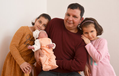 Das erste Chemnitzer Baby 2020 heißt Toleen - Mahmoud Hassan mit seinen Kindern Seba, Maria und Toleen.