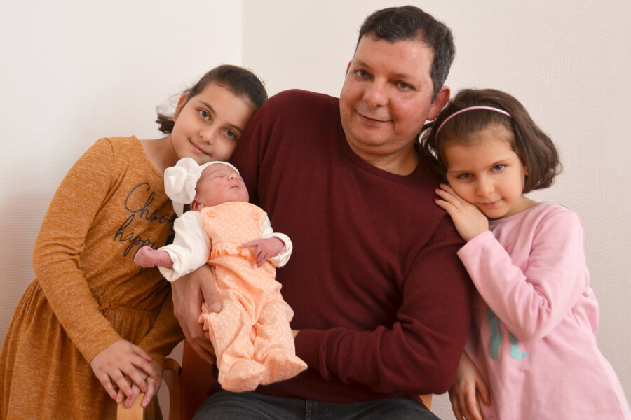Das erste Chemnitzer Baby 2020 heißt Toleen - Mahmoud Hassan mit seinen Kindern Seba, Maria und Toleen.