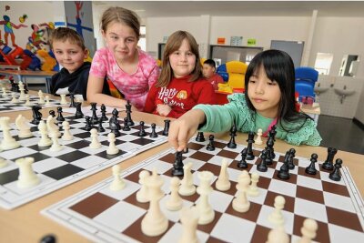 Das erste Plauener Mädchen-Team beweist sich jetzt bei der Deutschen Grundschulmeisterschaft im Schach - Melissa (von rechts), Meryem, Anni und Luca hat das Schachfieber bereits vollends gepackt.