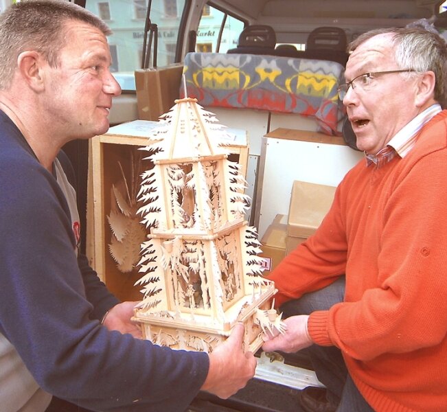 Friedrich Holke und Uwe Berger mit Holzexponat
