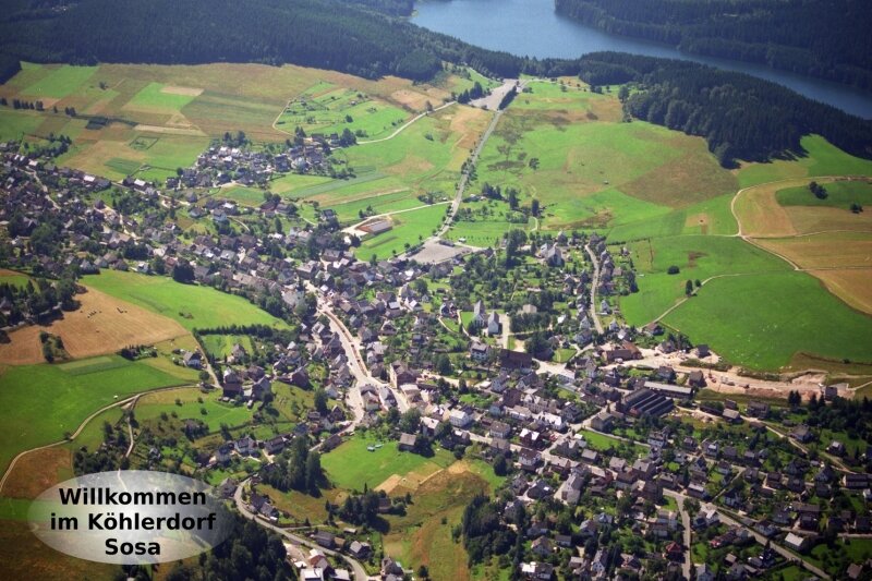 Luftbild vom Köhlerdorf Sosa samt Talsperre