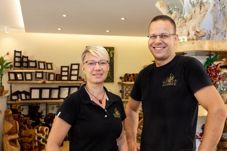 Das Erzgebirge hat jetzt eigenen Ebay-Marktplatz - Alexandra und Robert Hähnel in ihrem Möbelgeschäft Kinaree. Der Vorsitzende des Gewerbevereins Zschopau unterstützt den neuen lokalenOnline-Marktplatz bei Ebay. 
