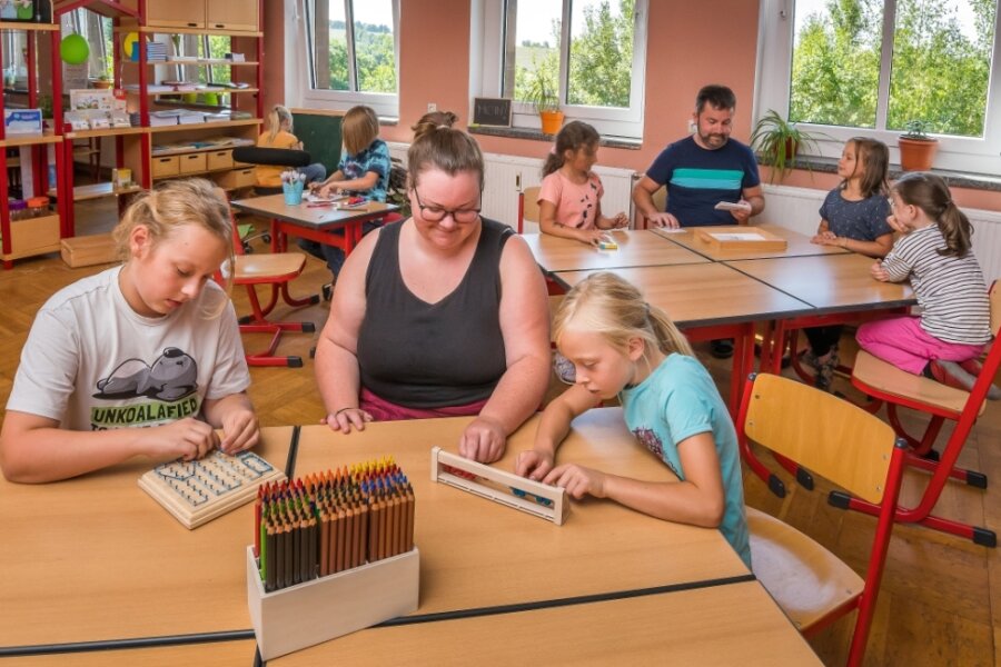 Das Erzgebirge hat jetzt eine "Freie Demokratische Schule" - Im Erzgebirgshof in Gehringswalde wurde die erste Freie Demokratische Schule eröffnet. Unterrichtet werden die Kinder unter anderem von Elisabeth Glöckner und Michael Schreiber. 