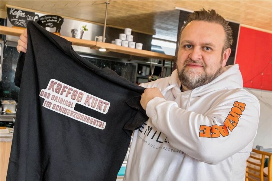 Das Erzgebirge wird kreativ: Unternehmer bringt Kaffee-Kurt-T-Shirt auf den Markt - Norman Pörschke zeigt einen Prototypen des T-Shirts. Am Samstag soll die Produktion beginnen - in Handarbeit per Siebdruck. 